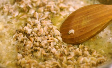 Lezzetli midyeler taze domateslerle pişiyor.