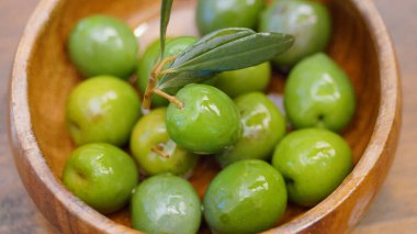 Tahta kaseye taze zeytinyağı dök.