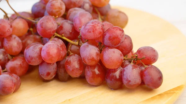 Bunch Red Grapes Wooden Board — Stock Photo, Image