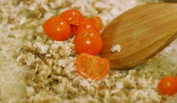 Läckra Musslor Utan Skal Coocking Med Färska Körsbärstomater — Stockfoto