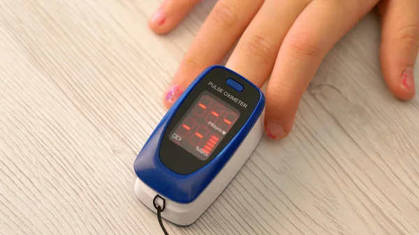 Adult Woman Sticks Her Finger Pulse Oximeter Girl Checks Pulse — Stock Photo, Image