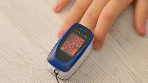 Adult Woman Sticks Her Finger Pulse Oximeter Girl Checks Pulse — Stock Photo, Image