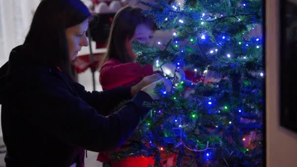Mãe Filha Estão Decorando Árvore Natal Com Luzes — Vídeo de Stock