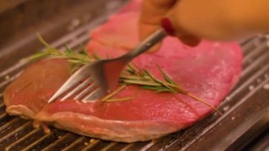 Gemide leziz bir ızgara biftek kesiyorum.