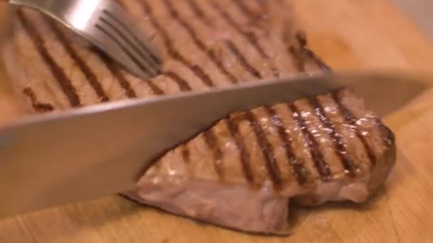 Krájení Lahodný Grilovaný Steak Palubě — Stock video