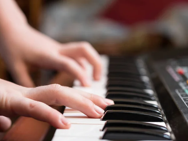 Een Kinderhand Die Piano Speelt — Stockfoto