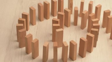 Tahta bir domino taşı düşüyor..