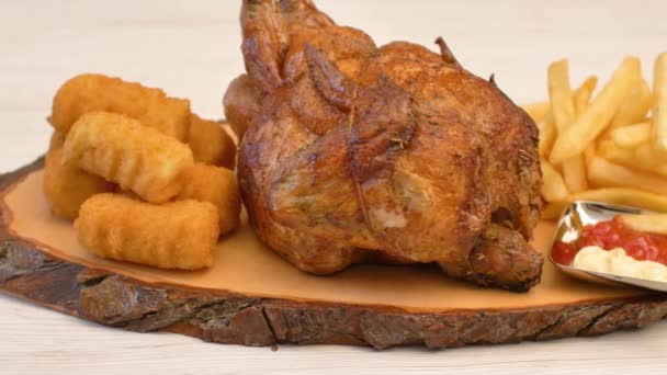 Leckeres Brathähnchen Mit Pommes Und Kartoffelkroketten Auf Holzschneidebrett Serviert Mit — Stockvideo