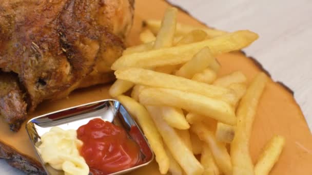 Delicioso Pollo Asado Con Papas Fritas Croquetas Patata Tabla Cortar — Vídeo de stock