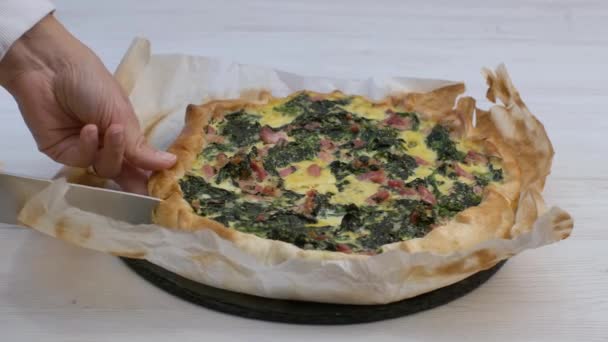 Tarte Salée Aux Épinards Frais Œufs Morceaux Jambon Coupés Couteau — Video