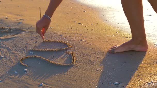 Kobieta Pisząca 2020 Piaskowej Plaży Fala Oceanu Liternictwo Plaży — Wideo stockowe