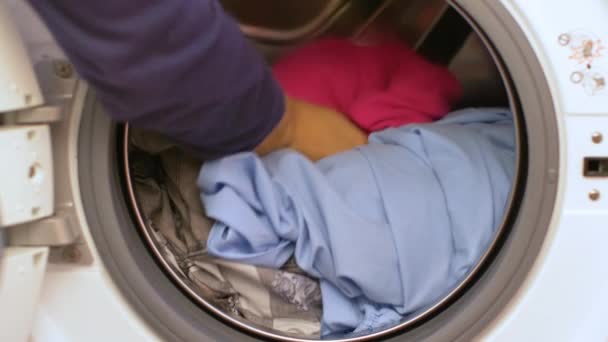 Voorbereiding Van Wascyclus Wasmachine Handen Kleren — Stockvideo