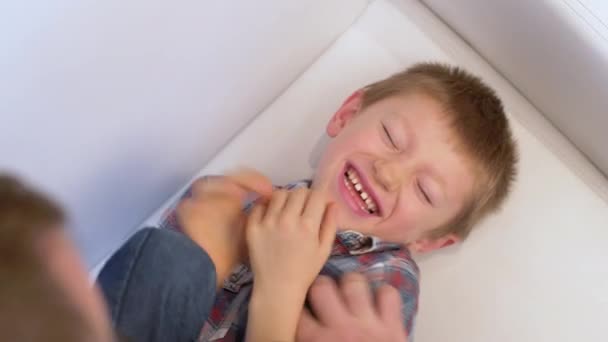 Een Vader Kietelt Zijn Zoon Jongen Lacht Gelukkig — Stockvideo