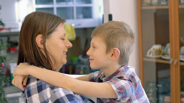 Anne ve oğul öpüşüyor ve sarılıyorlar. Anne ve oğul arasındaki ilişki.