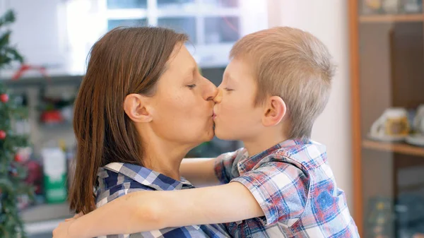 Mutter Und Sohn Küssen Und Umarmen Sich Die Beziehung Zwischen — Stockfoto