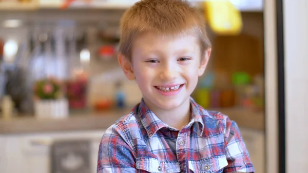 Jeune Enfant Tourne Caméra Sourire Heureux — Photo