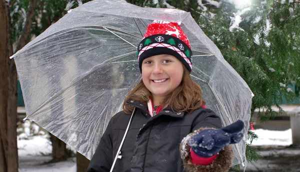 Chica Joven Está Bajo Nieve Caída Con Paraguas Transparente — Foto de Stock