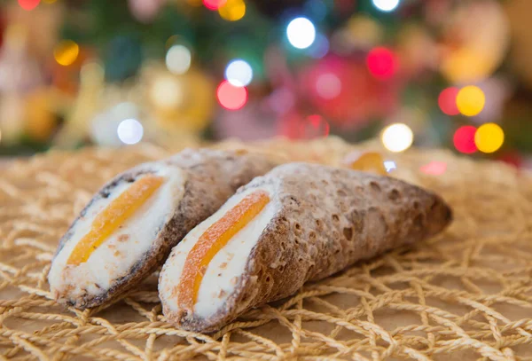 Cannolo Siciliano Con Fruta Confitada Naranja Con Luces Navidad Como —  Fotos de Stock