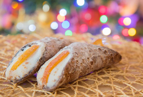 Cannolo Siciliano Con Fruta Confitada Naranja Con Luces Navidad Como —  Fotos de Stock