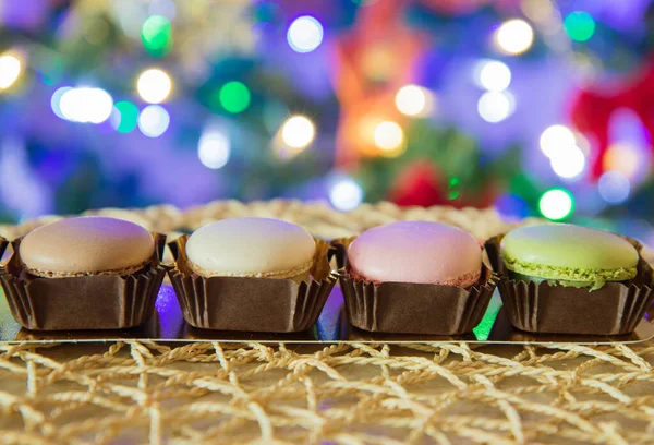 Franse Makaken Met Kerstverlichting Als Achtergrond — Stockfoto