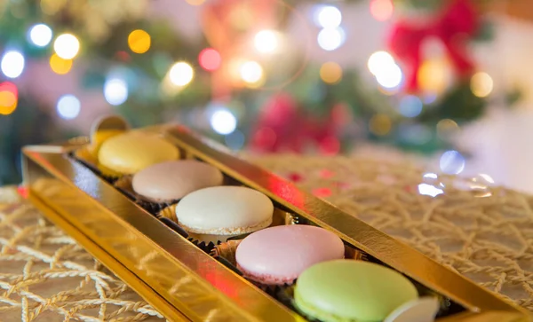 Macaron Francesi Con Luci Natale Come Sfondo — Foto Stock