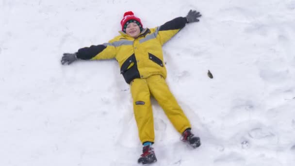 Barn Har Kul Att Göra Ängeln Snön — Stockvideo
