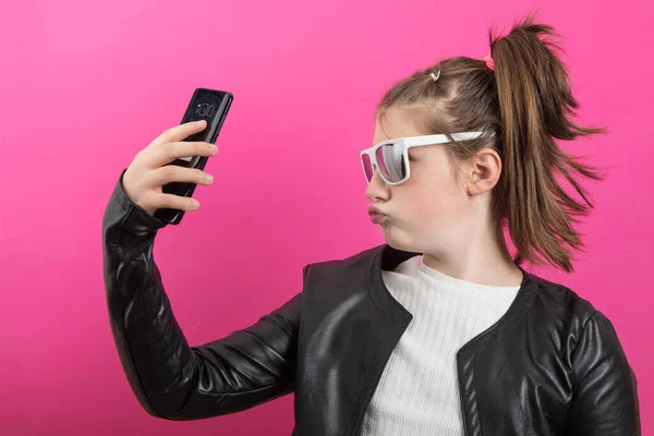 Young Girl Wears Black Leather Jacket Takes Pictures Her Mobile — Stock Photo, Image