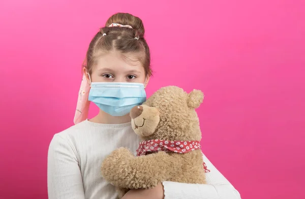 Giovane Ragazza Che Indossa Una Maschera Medica Coronavirus Tenendo Suo — Foto Stock