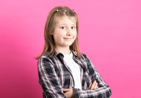 Ung Flicka Ler Tittar Kameran Med Korsade Armar Isolerad Rosa — Stockfoto
