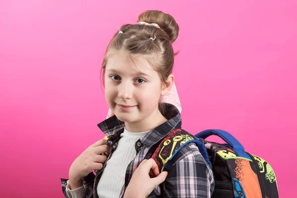 Jovem Menina Vestindo Escola Mochila Isolada Fundo Rosa — Fotografia de Stock