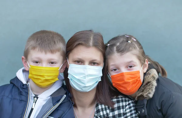 Mère Avec Ses Enfants Portent Masque Chirurgical Coloré Contre Pandémie — Photo