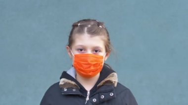 Güzel kız tıbbi maskeni çıkar ve özgürlük için gülümse.
