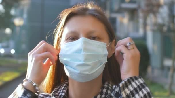 Belle Femme Enlève Masque Médical Souriant Pour Liberté — Video