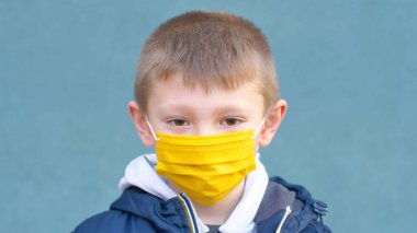 Genç çocuk sağlık maskesini çıkardı ve özgürlük için gülümsedi.