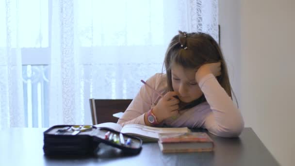 Ung Flicka Gör Sina Läxor Nedlåsningen Grund Coronavirus Pandemi — Stockvideo