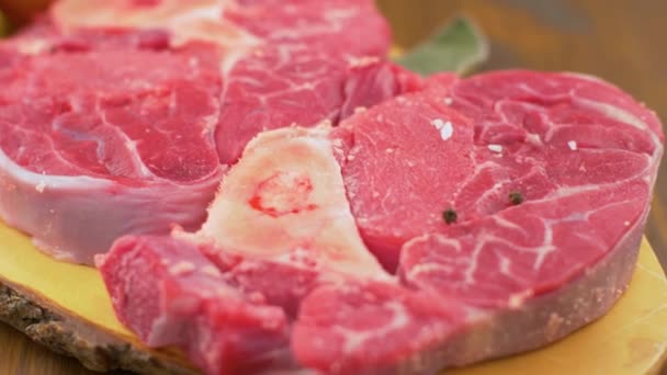 Délicieux Steak Cru Côtes Levées Avec Sel Poivre Huile Sur — Video