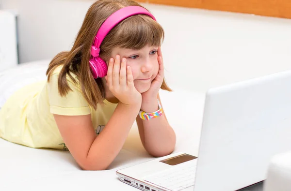 Educação Online Distância Estudante Estudando Casa Com Notebook Laptop Fazendo — Fotografia de Stock
