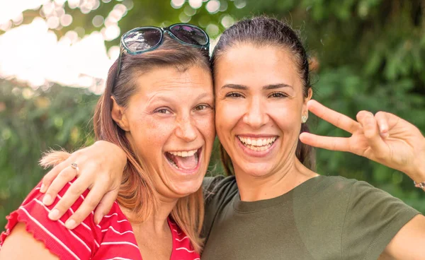 Pareja Amigos Sonríen Divierten Aire Libre — Foto de Stock