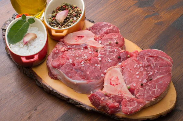 Paar Heerlijke Gebraden Kalfsvlees Houten Plank Met Peper Zout — Stockfoto