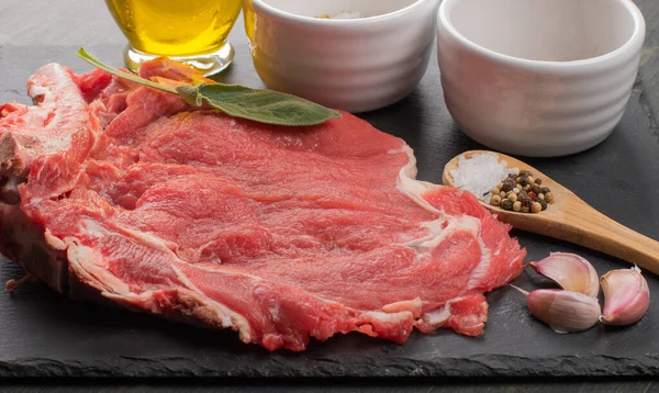 Heerlijke Rauwe Steak Van Rib Met Zout Peper Olie Leisteen — Stockfoto