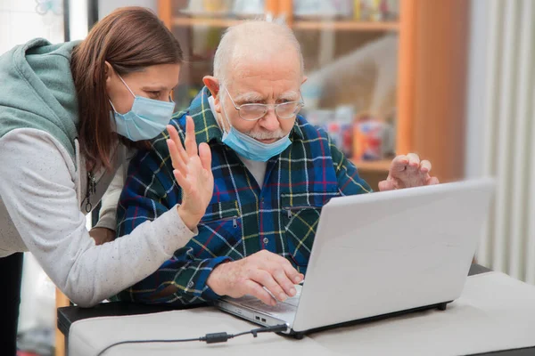 Starší Muž Vypadá Píše Počítače Kterému Pomáhá Jeho Ošetřovatel — Stock fotografie