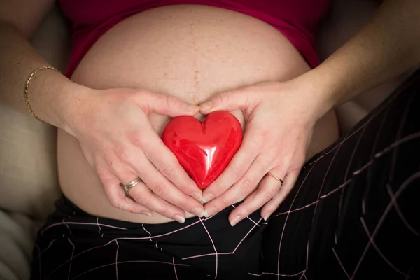 Mujer Embarazada Sosteniendo Corazón Rojo Vientre Estilo Vintage — Foto de Stock