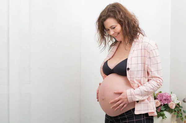Joven Mujer Embarazada Hermosa Pie Cerca Ventana Casa Tocando Dulcemente —  Fotos de Stock