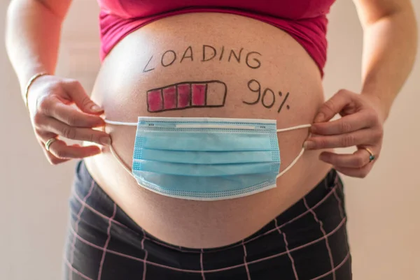 Mulher Grávida Com Conceito Carregamento Pintado Sua Barriga Protegê Com — Fotografia de Stock