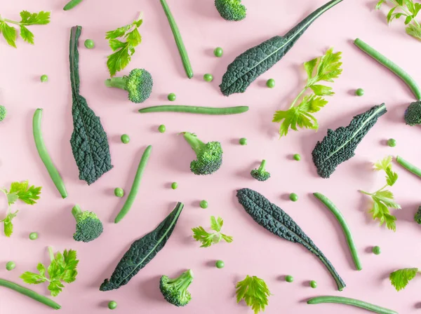 Blick Von Oben Auf Frisches Grünes Gemüse Auf Dem Rosa — Stockfoto