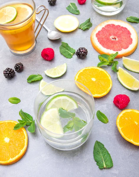 Koncepce Detoxikačních Nápojů Infúzní Voda Vápnem Grapefruitem Citrusy Citronem Mátou — Stock fotografie