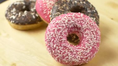 Bir grup lezzetli renkli donut.