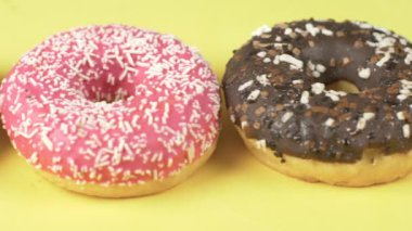 Bir grup lezzetli renkli donut.