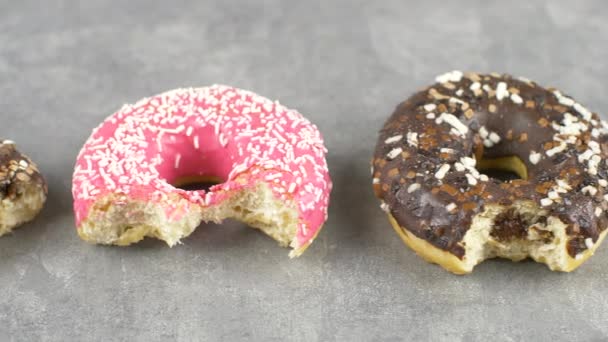 Diferentes Deliciosas Mordidas Coloridas Donuts Fundo Amarelo — Vídeo de Stock