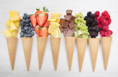 Taze meyve ve çikolatalı koni waffle, ev yapımı dondurma.